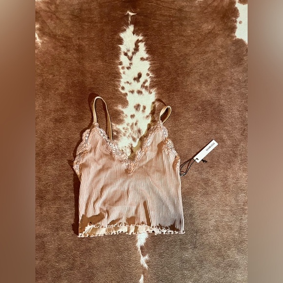 New with tag Forever 21 cropped seamless tank 
Size medium - Picture 1 of 3
